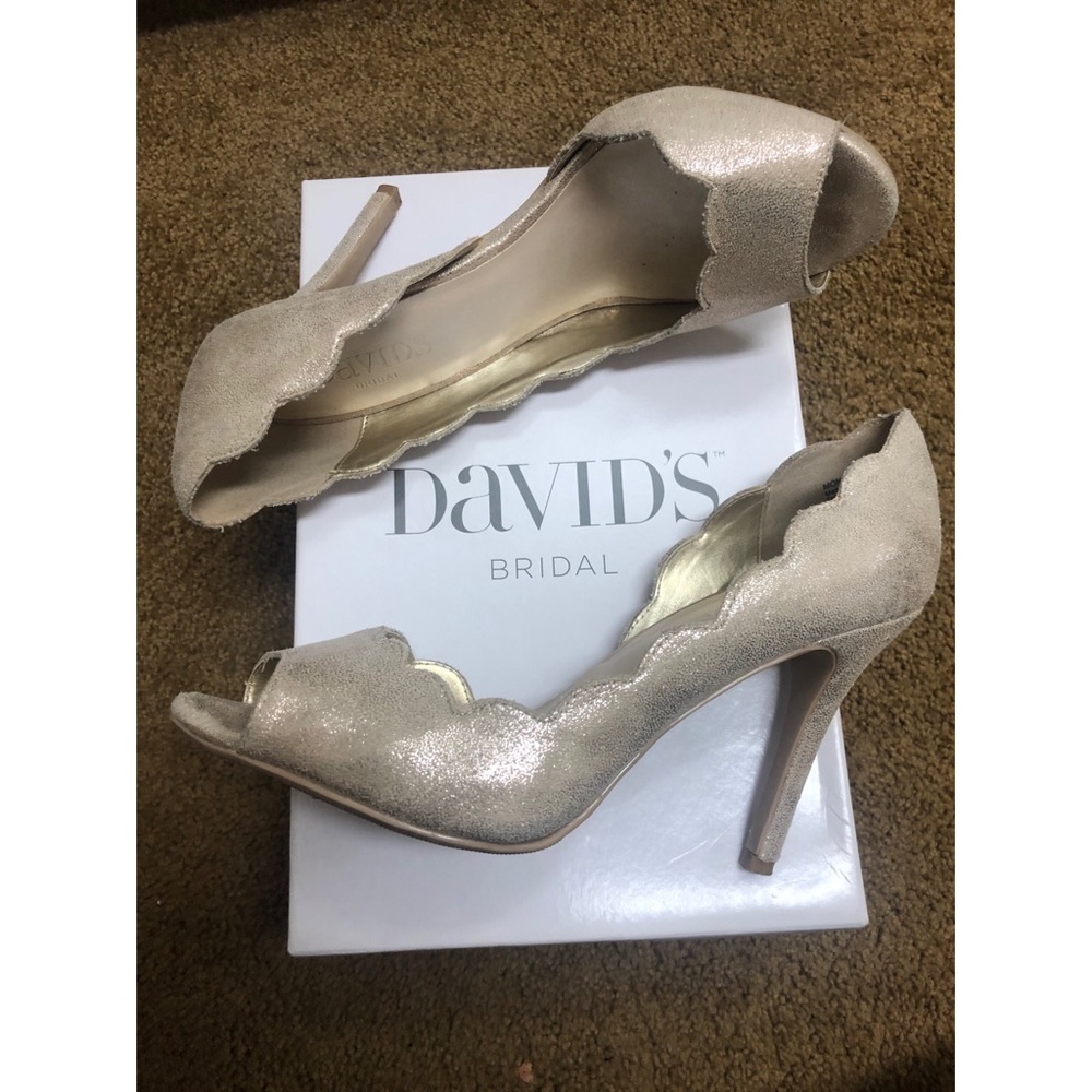 Davids Bridal Gold/Champagne scallop High heels - Picture 4 of 8